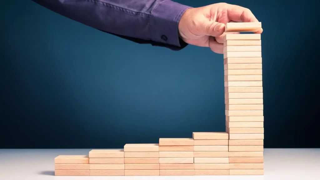 第五個理財觀念是「長期投資」。許多人只想到快速賺錢，快速獲利。但忘了投資最驚人的基本原理是「複利效應」，而「複利效應」是需要靠時間累積的。